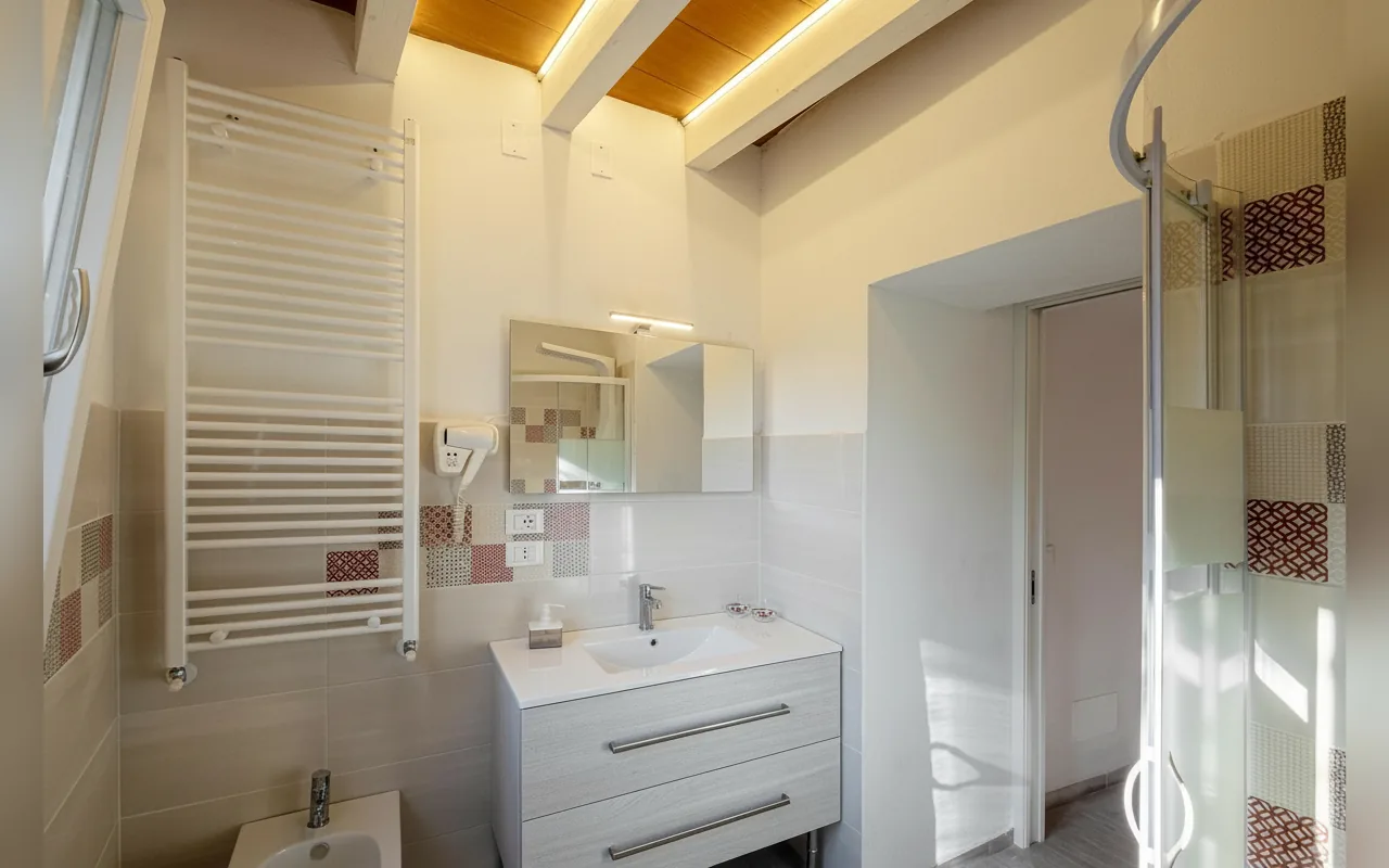 Camera con bagno privato — La Villa 31, Rosignano Marittimo (Toscana) (foto 25)