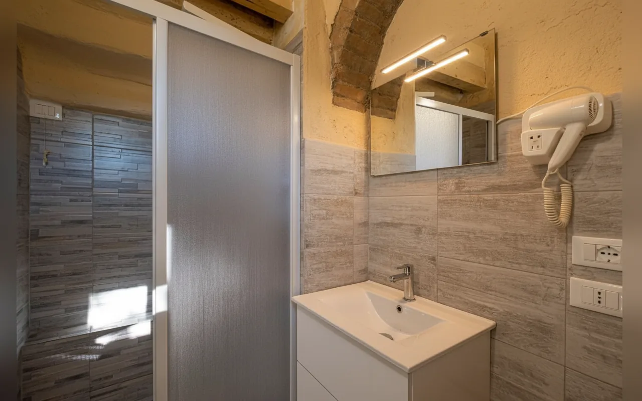 Camera con bagno privato — La Villa 31, Rosignano Marittimo (Toscana) (foto 27)